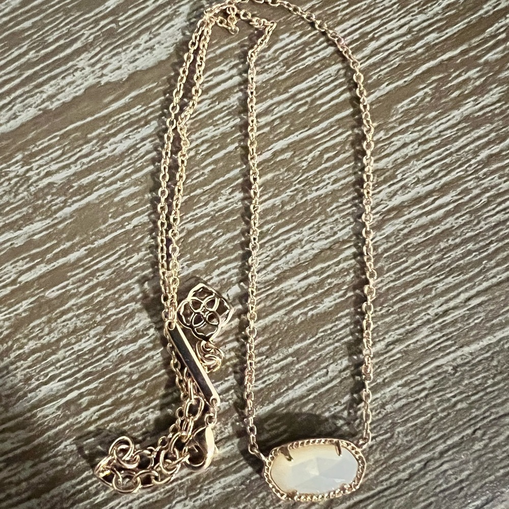 Kendra Scott Elisa Gold Pendant Necklace in Ivory Mother-of-Pearl